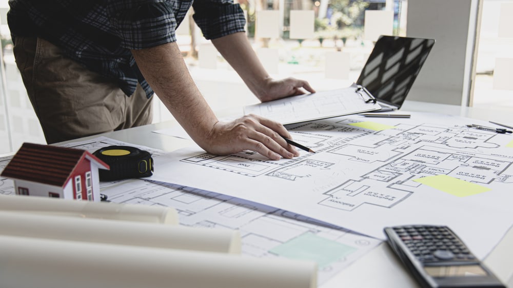 Bauplan mit Modellhaus – Leistungen der TGA5 Ingenieurplanung